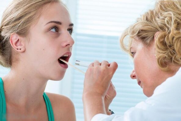 Dokter memeriksa rongga mulut untuk mengetahui keberadaan papiloma
