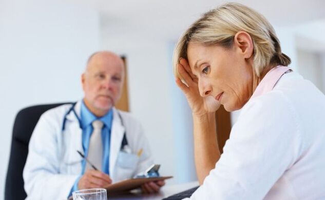Seorang wanita dengan tanda-tanda kutil anogenital pada janji dengan dokter